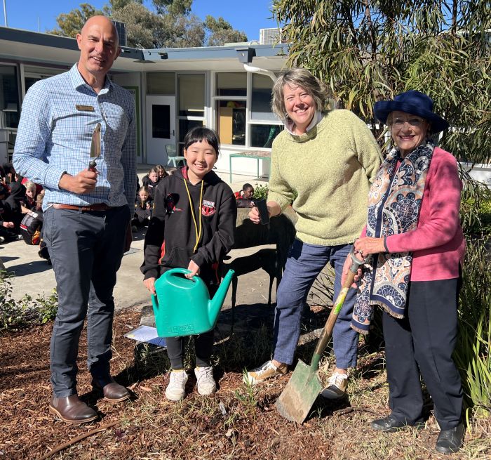 Caption: Principal Rohan Evans, student photographer Mako Takakusagi, teacher Rachel Matthews and Friends President Linda Beveridge